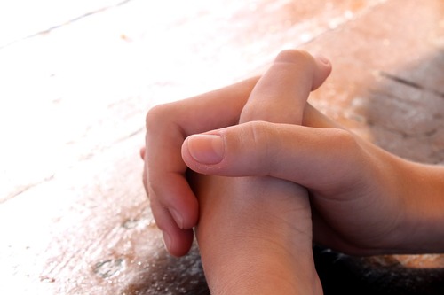 Kädet ristissä rukouksen merkiksi
