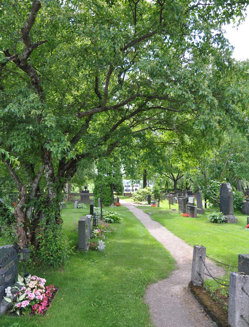 Karkkilan Vanhalla hautausmaalla polku hautojen välissä.