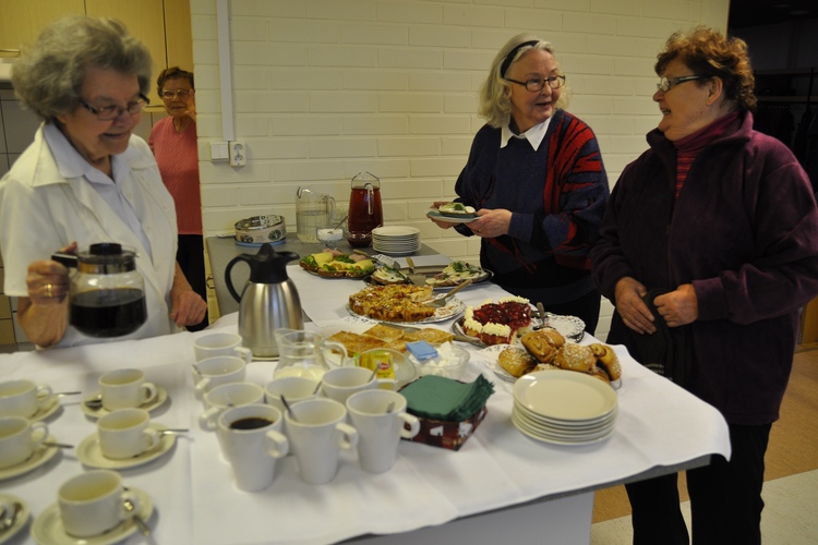 Iloisia hymyjä perjantaikahvin äärellä