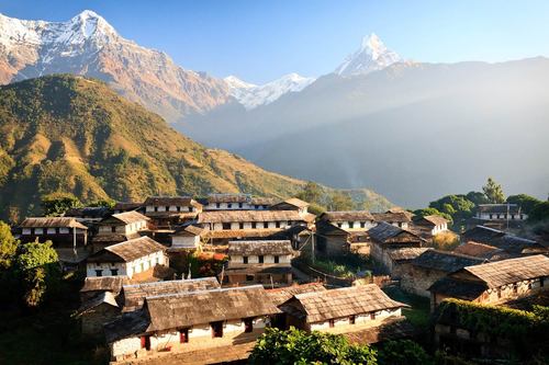 Vuoria ja asutusta Nepalissa.